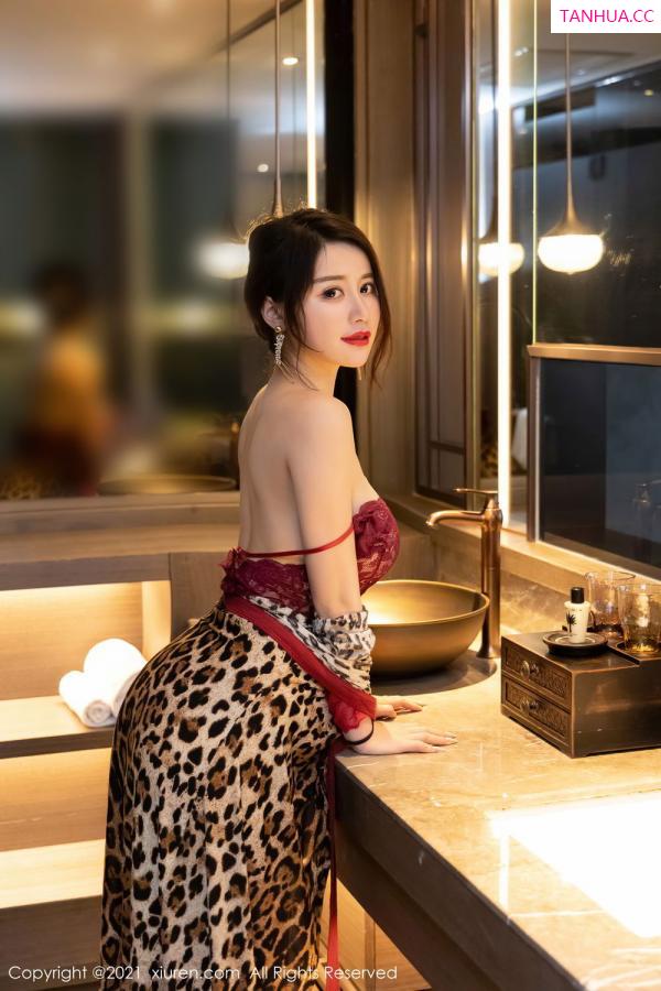 美七Mia  美七Mia的剧情主题 送瓶红酒到房间第81张图片